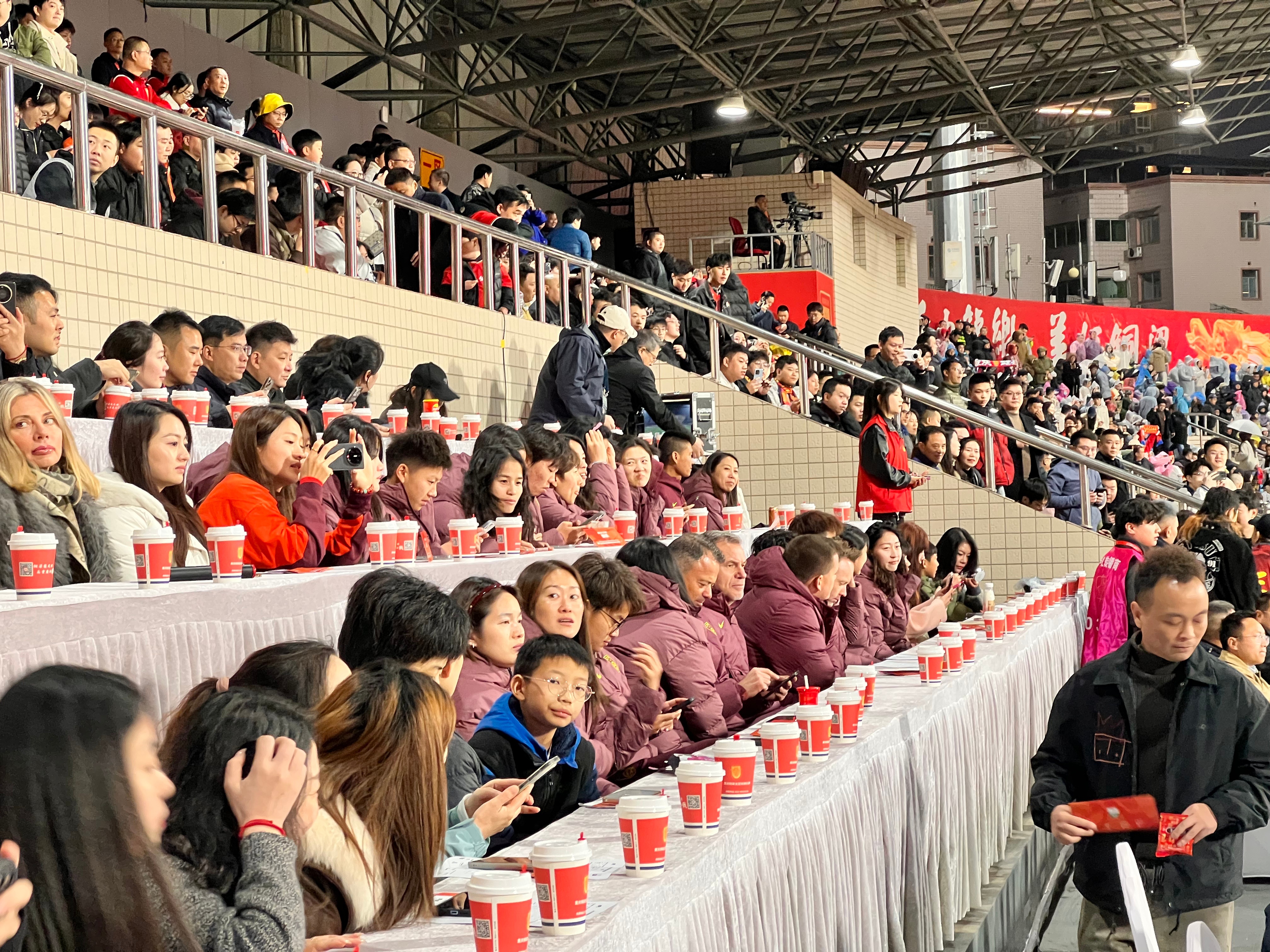 中甲联赛场上，重庆铜梁龙2-3落后的情况下，最后时刻连