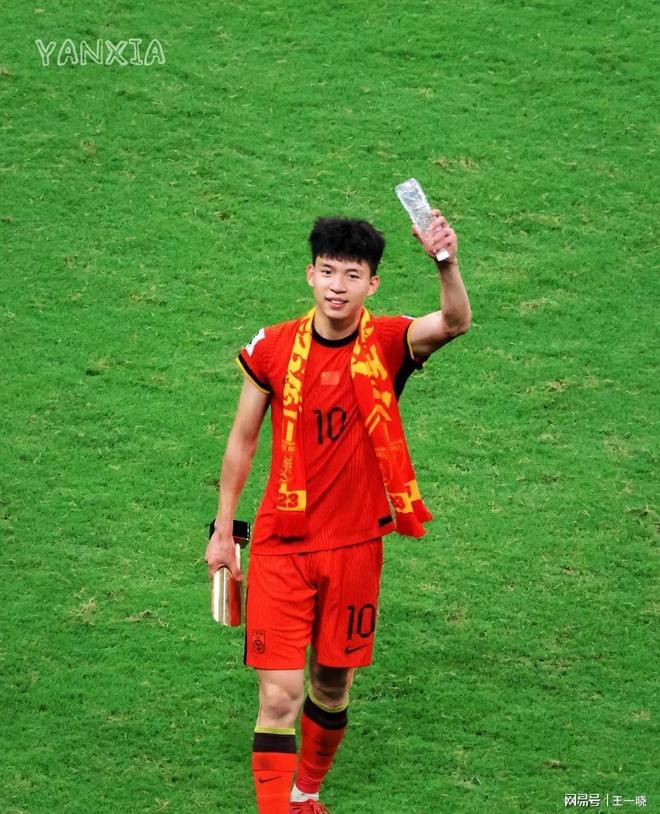 包含国足评分：颜骏凌张玉宁表现尚可后腰表现难如人意的词条