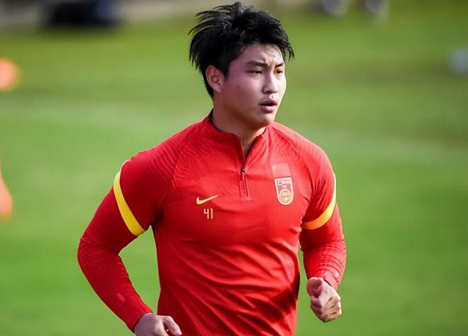 泰国联赛踢不了，回到国内踢野球！国足未来中锋，26岁就要退役？的简单介绍