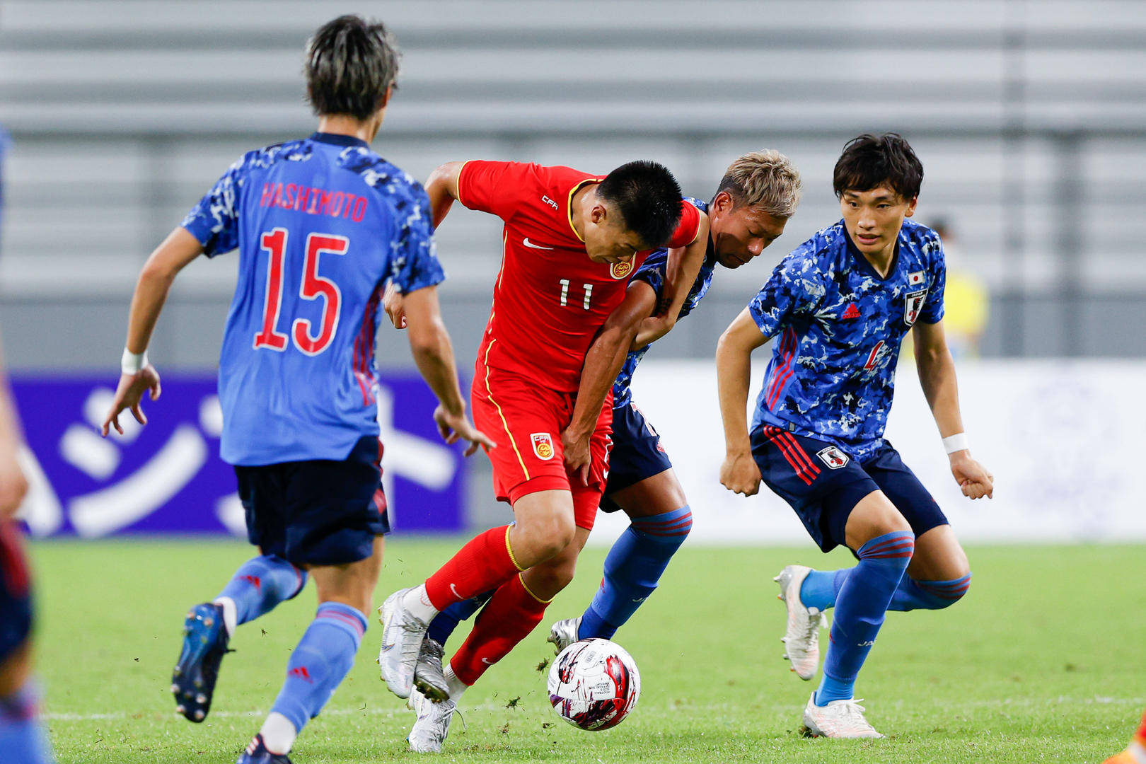 日本球队夺冠在望，国内赛事欢呼加油